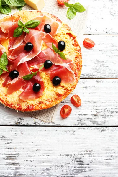 Lezzetli pizza ahşap masa üzerinde — Stok fotoğraf