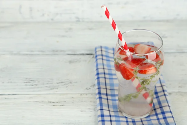 美味清凉饮料的草莓和百里香，木制的背景上 — 图库照片