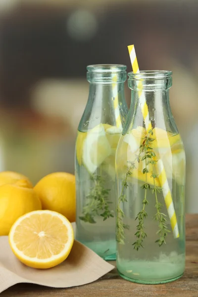 レモン、タイム、明るい背景上でおいしい冷たい飲料 — ストック写真