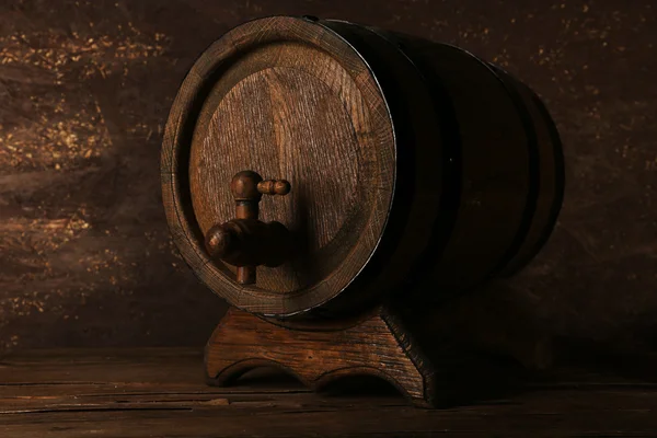 Barril na mesa de madeira — Fotografia de Stock