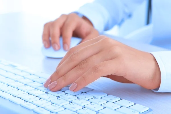 Manos femeninas escribiendo en el teclado —  Fotos de Stock