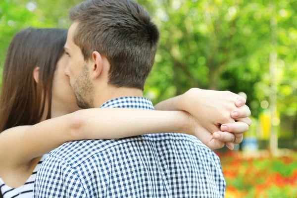 Omarmen een liefdevol paar in de buitenlucht — Stockfoto