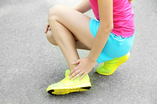 Lesioni sportive di ragazza all'aperto — Foto Stock