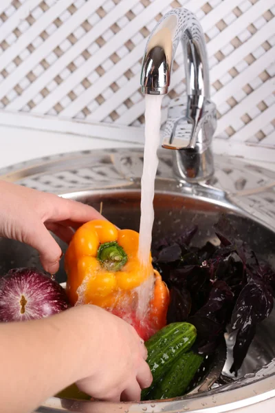 Washing vegetables, close-up — Stock Photo, Image