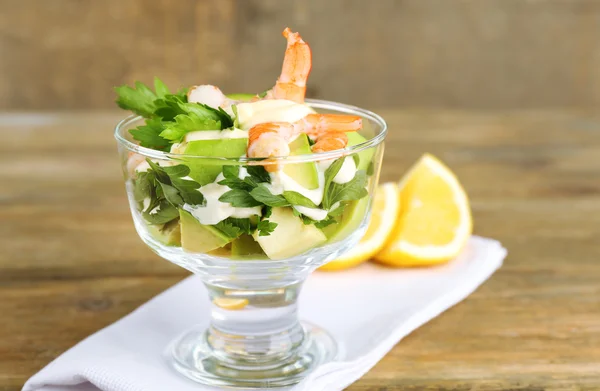 Leckerer Salat mit Garnelen — Stockfoto