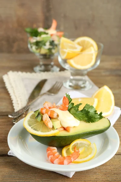 Smakelijke Salade met garnalen — Stockfoto