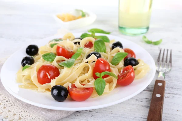 Spaghetti with tomatoes, olives and basil leaves — Stock Photo, Image