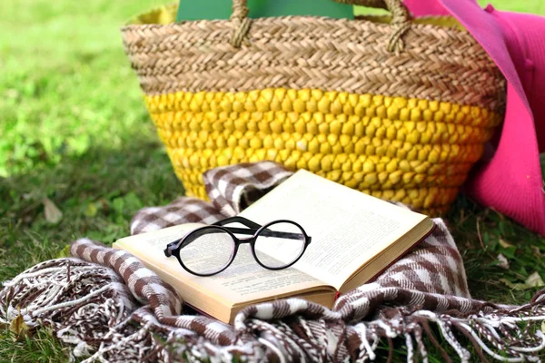Reading books outdoors — Stock Photo, Image