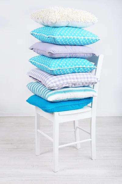 Almohadas en la silla en la habitación — Foto de Stock