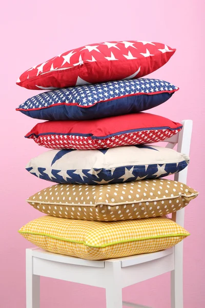 Almohadas en la silla en la habitación —  Fotos de Stock