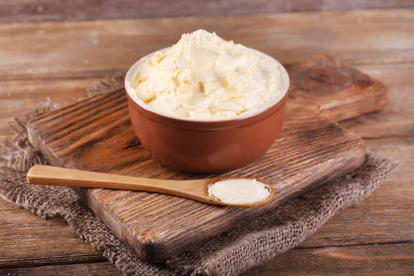 Świeże domowe masło w naczyniu — Zdjęcie stockowe