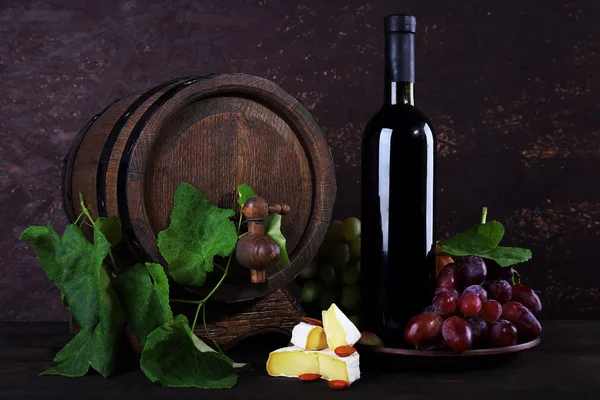 葡萄酒瓶，杯状，卡门培尔奶酪和干酪奶酪 — 图库照片