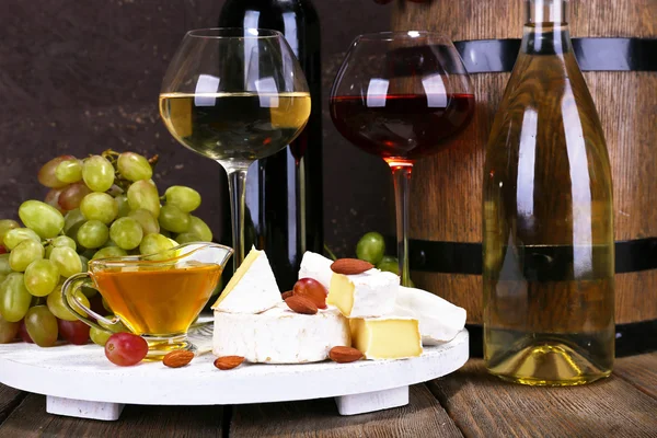 Supper consisting of Camembert cheese — Stock Photo, Image