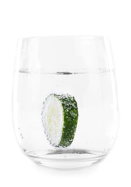 Concombre en verre d'eau isolé sur blanc — Photo