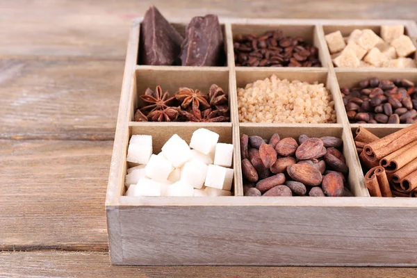 Caja de madera con set de café y granos de cacao —  Fotos de Stock