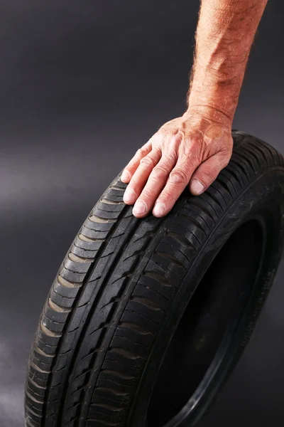 男人的手控股轮胎 — 图库照片