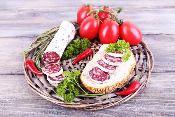 Salami francés con tomates, pan y perejil — Foto de Stock