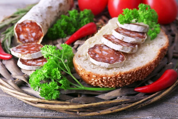 Salami français aux tomates, pain et persil — Photo