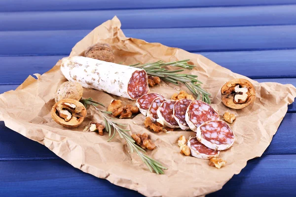 Französische Salami und Walnüsse auf Bastelpapier — Stockfoto