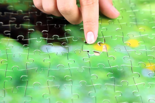 Mano che tiene pezzo puzzle — Foto Stock