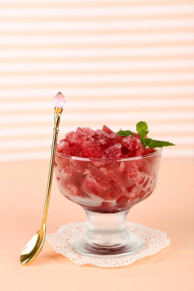 Granita cerise dans un bol en verre — Photo