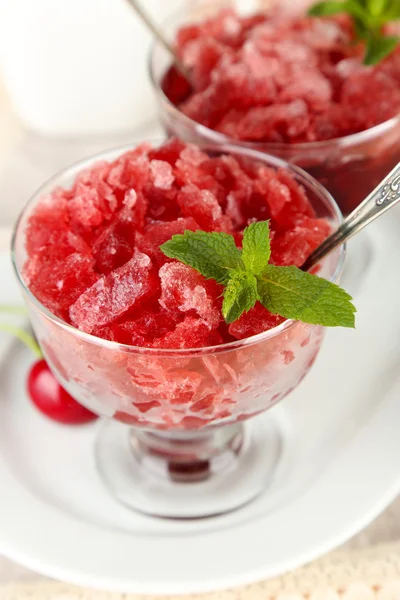 Cherry granita in glazen kommen — Stockfoto