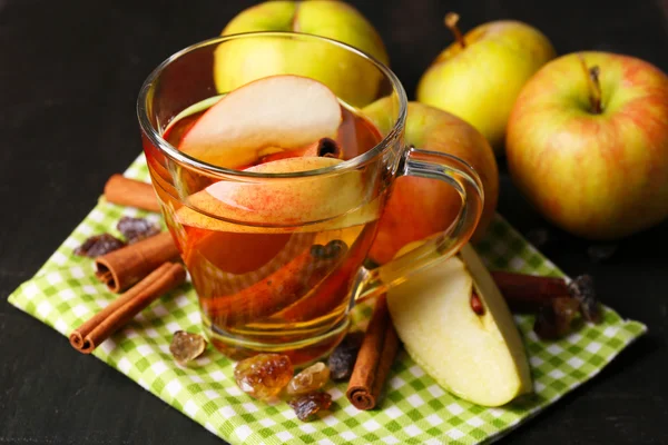 Cider Apple dengan tongkat kayu manis — Stok Foto