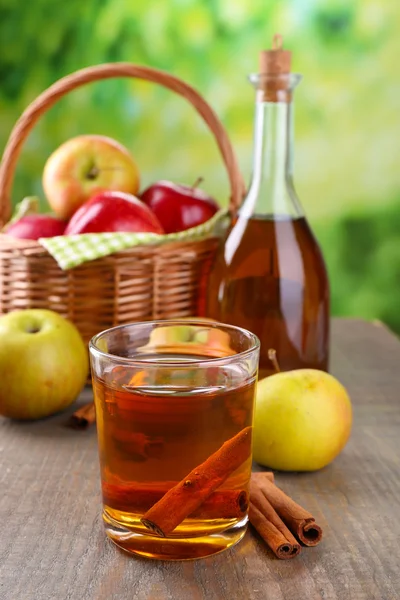 Apple cider in glas en fles — Stockfoto