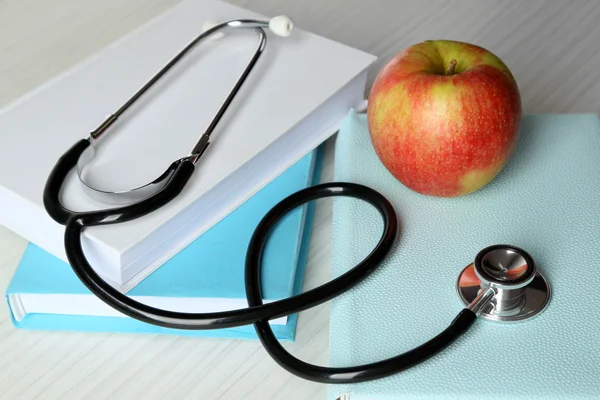 Estetoscopio médico con manzana — Foto de Stock