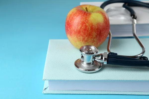 Stetoscopio medico con mela — Foto Stock