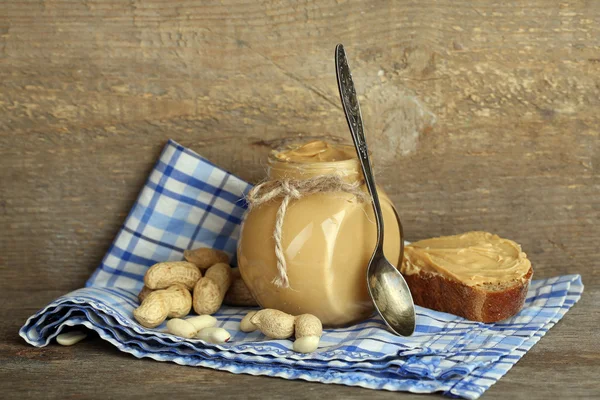 Čerstvý arašídové máslo v jar — Stock fotografie