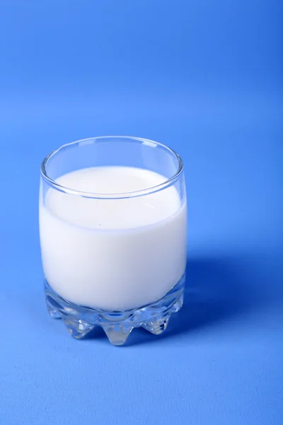 Melk in glazen op blauw — Stockfoto