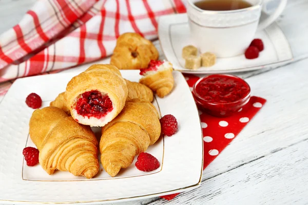 Frühstück mit Tee, Marmelade und frischen Croissants — Stockfoto