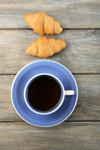 Petit déjeuner avec thé et croissants frais — Photo