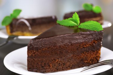 Plakalar üzerinde çikolatalı kek parçaları