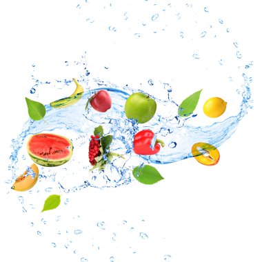 Taze meyve, sebze ve yeşil yaprakları ile su sıçrama, üzerinde beyaz izole