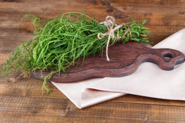 Bir kesme tahtası üzerinde Estragon