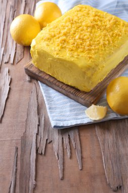 Lezzetli limon kek üzerine ahşap masa