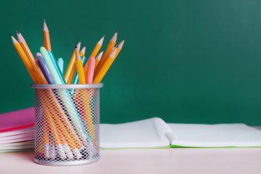 tablo üzerinde okul malzemeleri