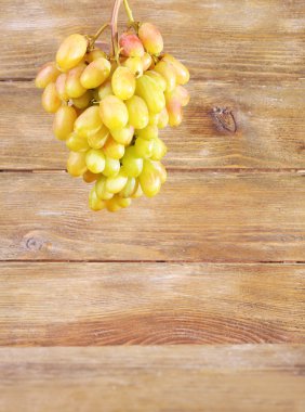 ahşap zemin üzerinde üzüm demet