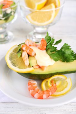 karides ve ahşap zemin üzerinde plaka üzerinde avokado lezzetli salata