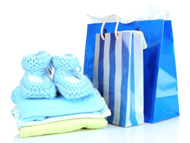 Giyim bebek ve üzerinde beyaz izole çanta hediye