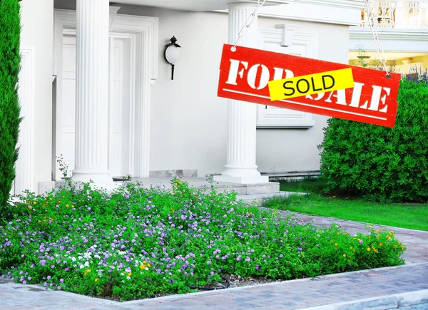 Sold home for sale real estate sign and beautiful new house — Stock Photo, Image