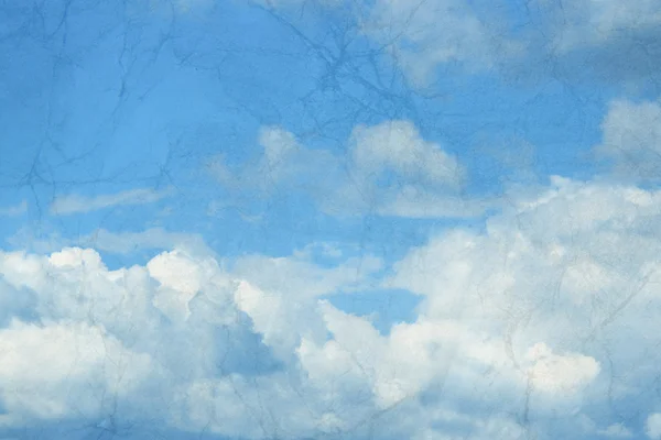 Nuages sur ciel bleu — Photo