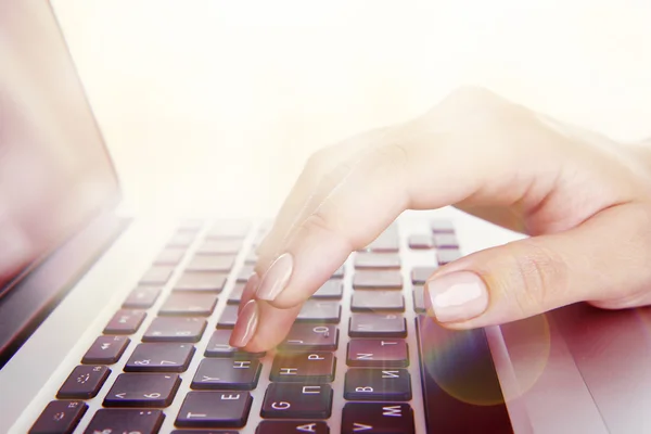 Vrouwelijke handen op laptop, close-up — Stockfoto