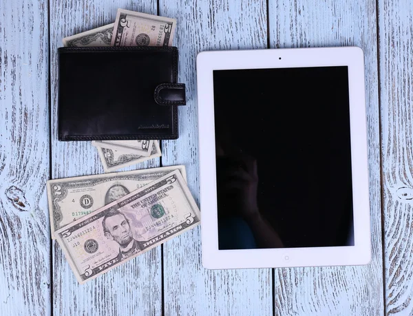 Tablet, wallet and money — Stock Photo, Image