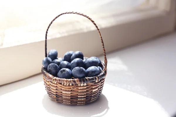 Frische Blaubeeren auf der Fensterbank — Stockfoto