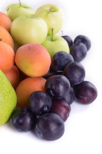 Fruits mûrs isolés sur blanc — Photo