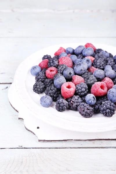 Bayas heladas en plato — Foto de Stock