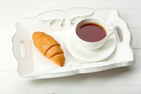 Cup of tea, fresh croissant — Stock Photo, Image